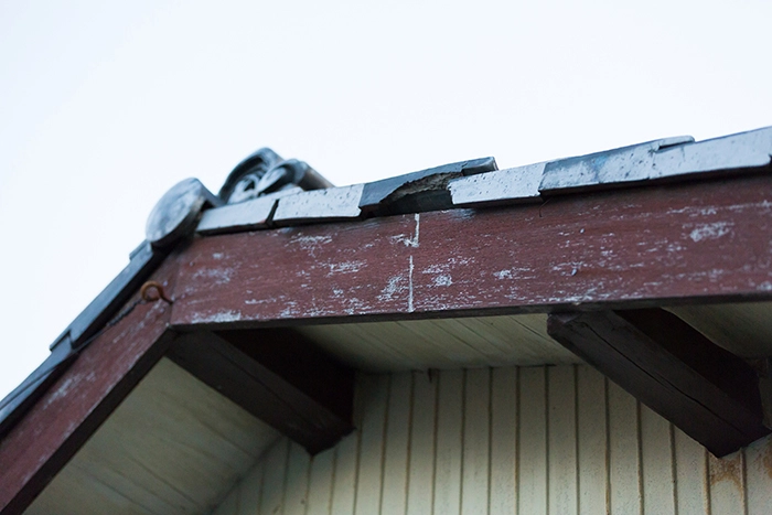 屋根瓦の割れ